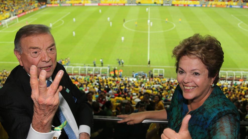 Para la foto. Dilma posó junto al presidente de la CBF.