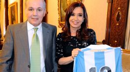 Con Sabella. Cristina con el titular de la Selección, que vuelve el lunes desde Brasil.