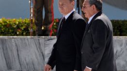 En La Habana. El presidente ruso Vladimir Putin ayer en Cuba con su par cubano Raúl Castro, hermano de Fidel. Moscú eligió la isla como punto de partida de su visita por América Latina. 
