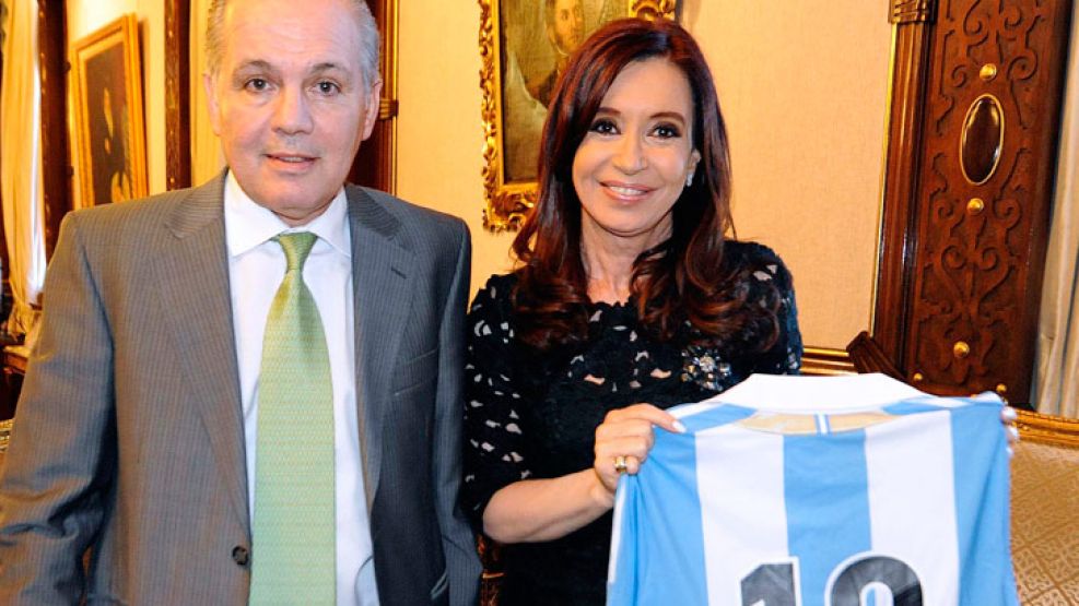 Con Sabella. Cristina con el titular de la Selección, que vuelve el lunes desde Brasil.