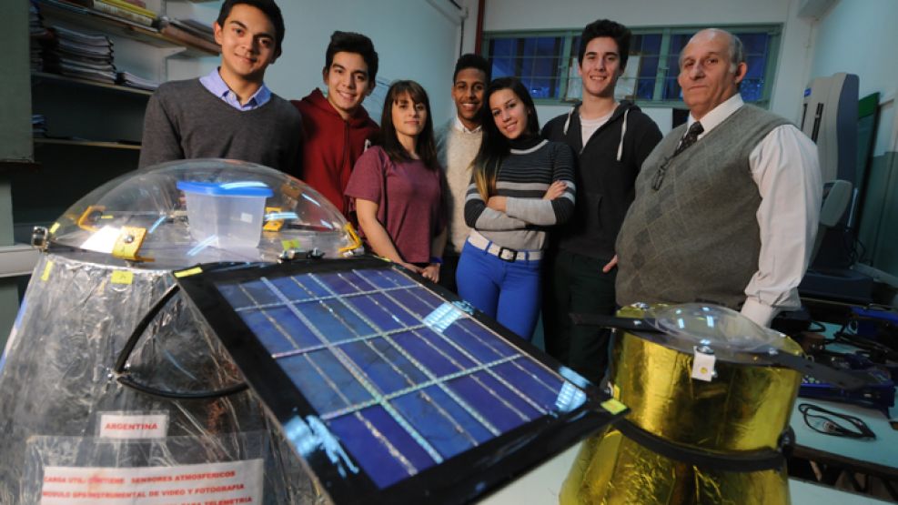 Creativos. Los estudiantes que armaron la cápsula espacial, junto al ingeniero Héctor Escola.