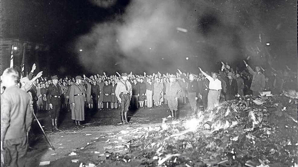 De izquierda a derecha. Tanto los nacionalsocialistas como los gobiernos socialistas destruyeron libros por igual, sin miramiento alguno. 