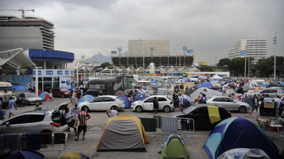 El campamento del aguante. Carpas, autos, colectivos y casas rodantes invaden los playones del Sambódromo en Río de Janeiro. Se espera que haya unos 250 vehículos instalados. Una marea de argentinos v