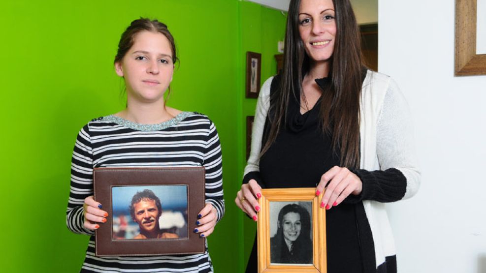 Juntas. Astrid Malamud con la foto de su padre, Andrés; y Raquel Camps con la de su mamá, secuestrada y asesinada en El Vesubio, con la que guarda un parecido impresionante.