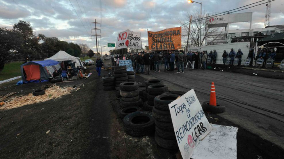 PROTESTA. Ayer, empleados de Lear reclamaron en Pacheco.