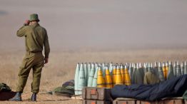 Armado. Un soldado israelí custodia un arsenal en la frontera con la Franja de Gaza, donde 40 mil reservistas fueron apostados.