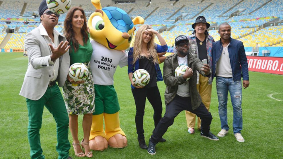 Clausura. Shakira fue convocada para cantar La la la. En la foto, ayer en el Maracaná, con Ivette Sangalo, Carlos Santana y otros.