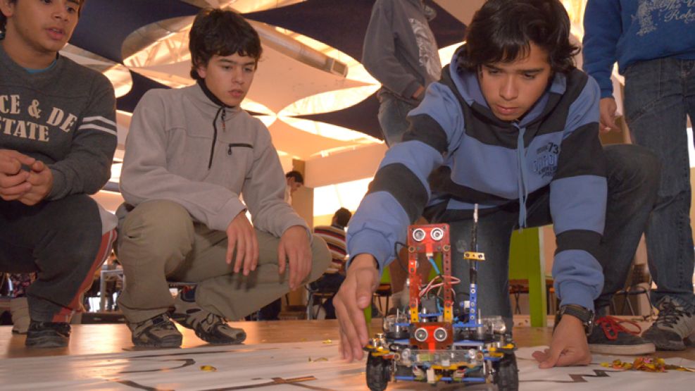 Finalistas. Los chicos se clasificaron para la competencia tras participar de los talleres de robótica que dicta la Universidad de La Punta.