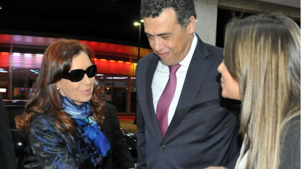 La presidenta Cristina Fernández de Kirchner arribó ayer a la noche a Brasilia para participar del primer encuentro de trabajo entre los jefes de Estado de la Unasur y del Brics.