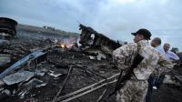 Bomberos y militares ucranianos encuentran decenas de cuerpos, maletas y la cola del aparato. 
