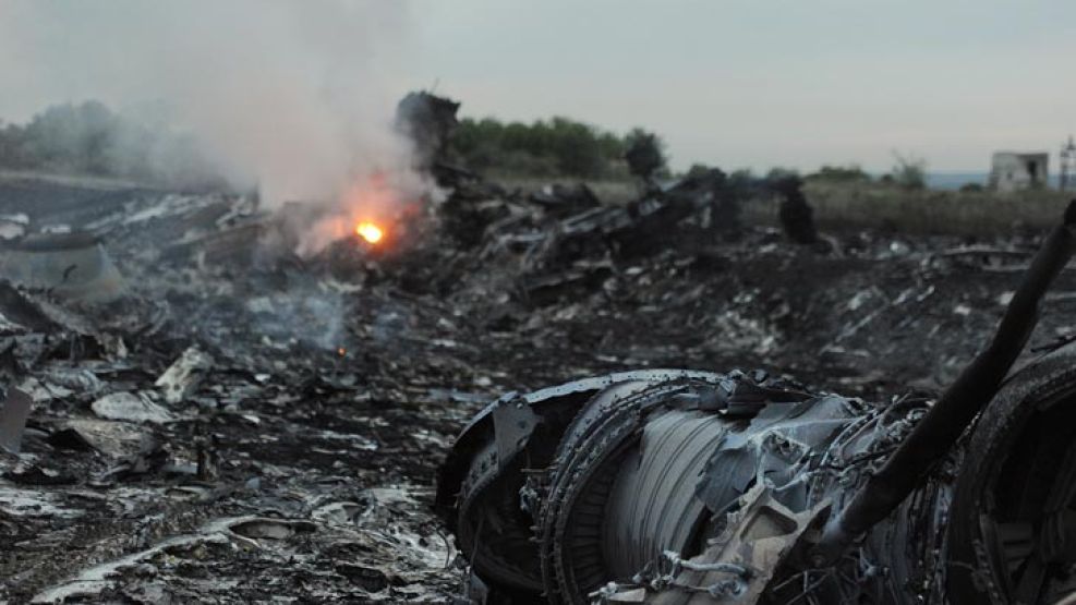 Bomberos y militares ucranianos encuentran decenas de cuerpos, maletas y la cola del aparato. 