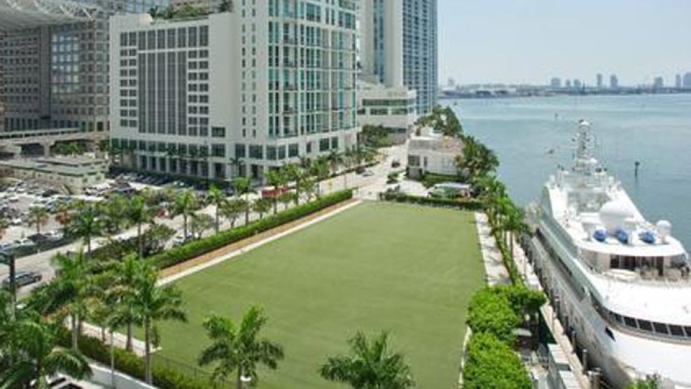 El terreno de media hectárea en la exclusiva zona de Biscayne Bay.