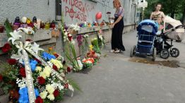 Velas y flores en el Consulado holandés de la ciudad ucraniana de Leópolis en recuerdo de los pasajeros del vuelo MH17 de Malaysia Airlines.