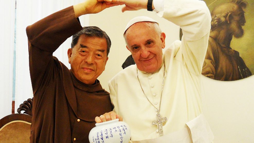 El sacerdote coreano Oh Woong-jin, junto al Papa Francisco