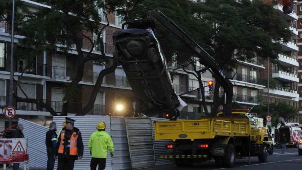 El taxi fue extraído del pozo en el que había caído en el obrador de la avenida Figueroa Alcorta.