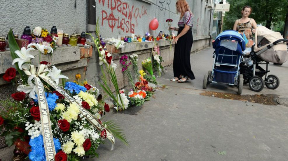 Velas y flores en el Consulado holandés de la ciudad ucraniana de Leópolis en recuerdo de los pasajeros del vuelo MH17 de Malaysia Airlines.