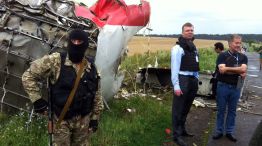 Tierra de nadie. Rebeldes prorrusos custodiaban ayer los restos del fuselaje del avión, mientras las autoridades de la república autoproclamada de Donetsk recogían los cuerpos de las 298 víctimas fata