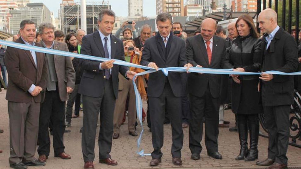 Apertura. Luis Etchevehere, titular de la SRA; y Mauricio Macri, jefe de Gobierno porteño, con su gabinete, cortaron las cintas.