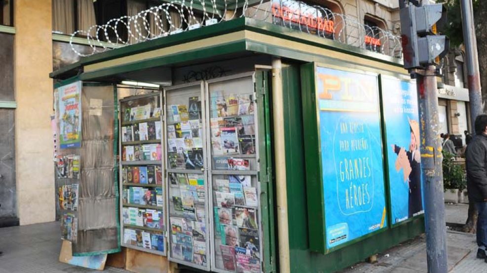 Daños. Ante los hechos de vandalismo, colocaron alambres de púa y muchos comerciantes pondrán gruesos barrotes en los frentes.