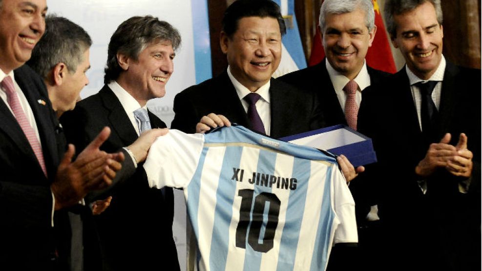El vicepresidente Amado Boudou regaló al presidente de China, Xi Jinping, la remera de la selección argentina.