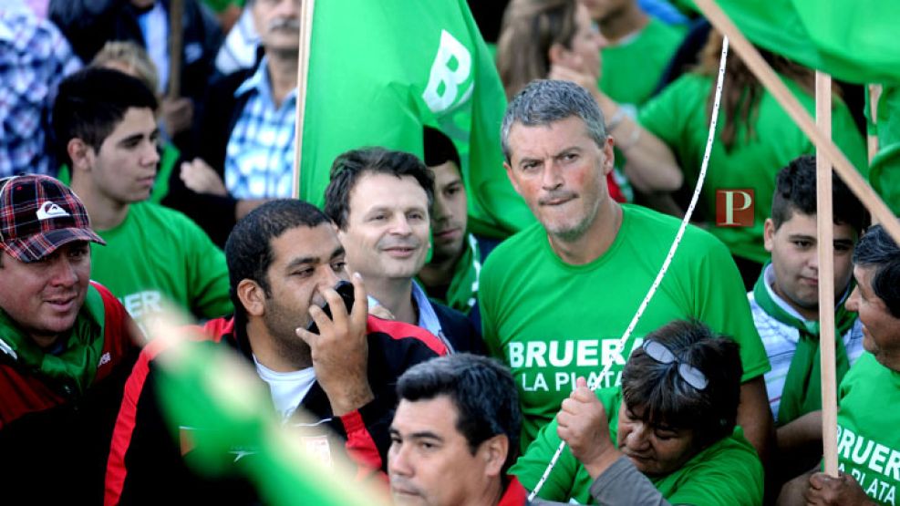 Mariano Bruera (remera verde) junto a su hermano y concejal, Gabriel.