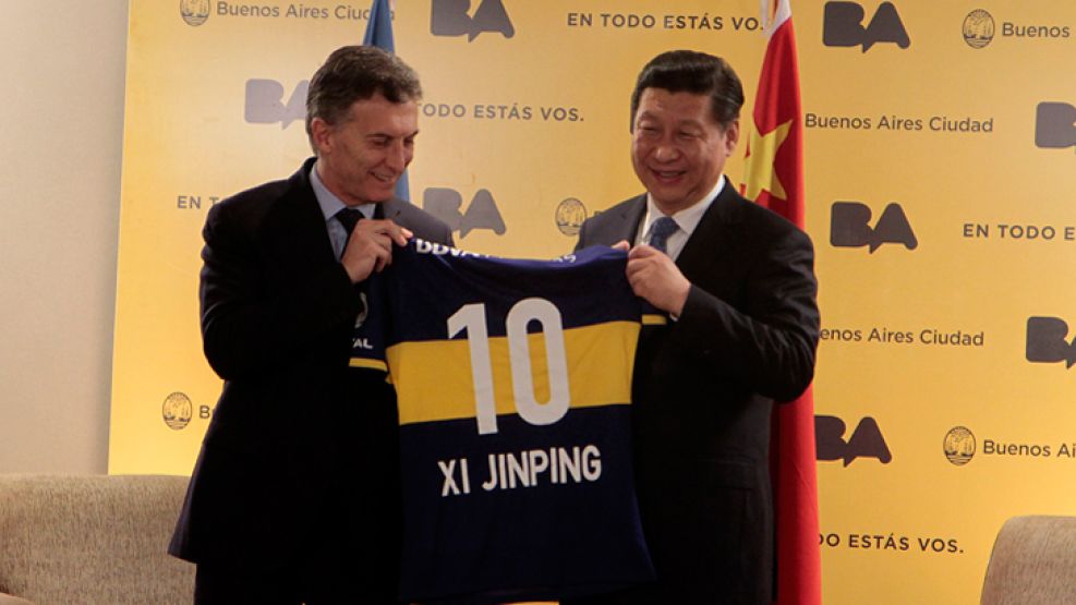 Agasajo. Ayer por la tarde, Jinping recibió de Macri otro souvenir argentino, la camiseta de Boca con su nombre. 