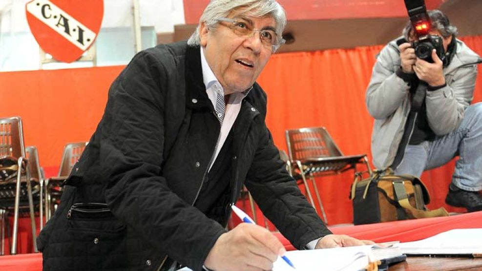 Piloto de tormentas. Hugo Moyano firma el libro de actas el día que asumió la presidencia. Agarró la institución al borde de la quiebra y con el equipo recién ascendido.