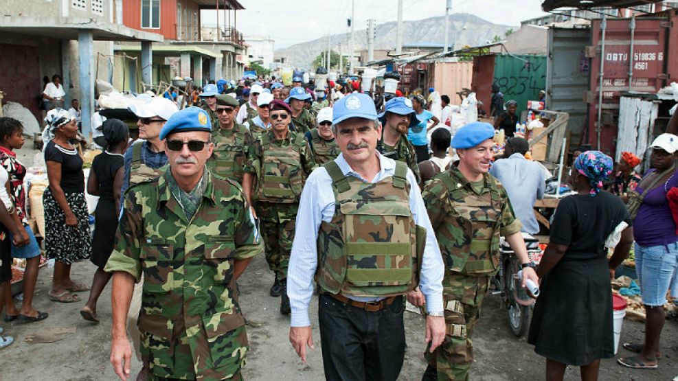 El ministro de Defensa, Agustín Rossi, durante su visita en febrero pasado a a los cascos azules del Batallón Conjunto Argentino (BCA), que se encuentra desplegado en la ciudad de Gonaives, en el marc