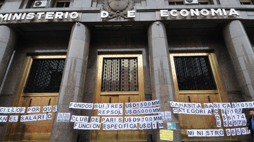 En casa. El ministro Kicillof, con pedidos de reapertura de paritarias en Economía, donde reversionaron el “Brasil decime qué se siente”.