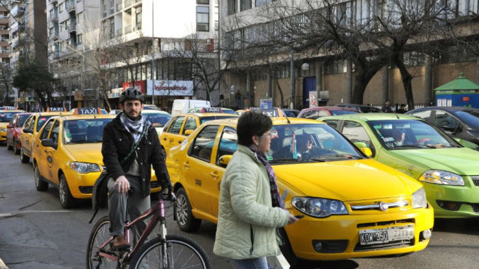 Taxis y bicicletas. Ante el paro de transporte, los cordobeses se la arreglaron "como pudieron".