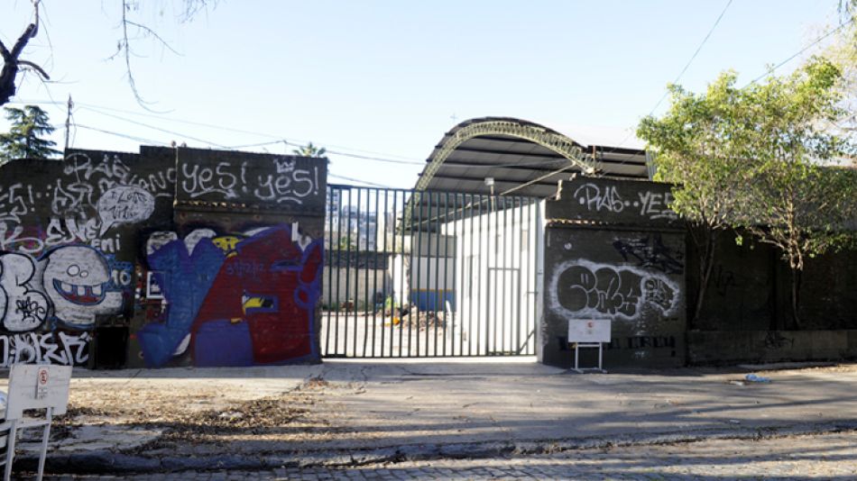 Abandonado. Así luce el terreno de Cramer y Jorge Newbery, donde iba a estar el mercadito.