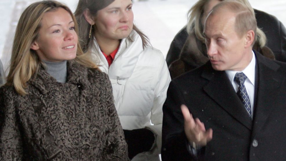 Juntos. El presidente ruso con su hija, de novia con un holandés.