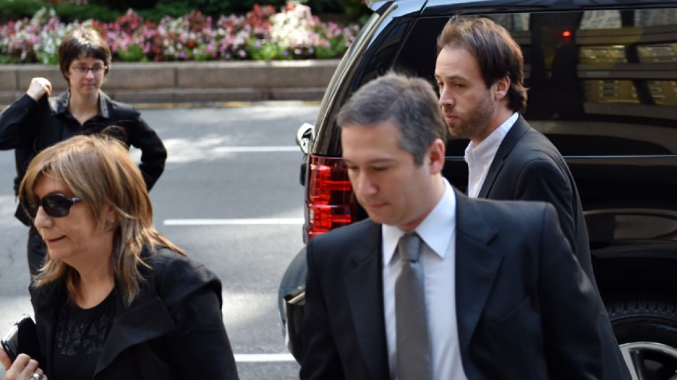 RUTINA. Angelina Abbona, procuradora del Tesoro; el secretario de Finanzas, Pablo López (en segundo plano) y el secretario Legal, Federico Thea, ayer en Park Avenue.