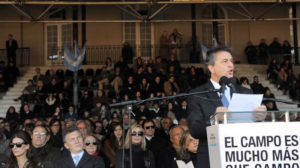 Guiño. Con Macri en el palco, Luis Etchevehere aseguró que “es hora de probar con lo nuevo”.