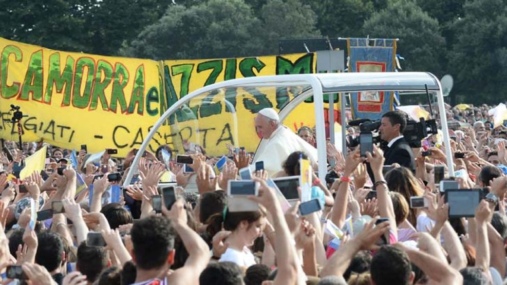 Multitud. La gente apoyó las críticas del Pontífice a las mafias.