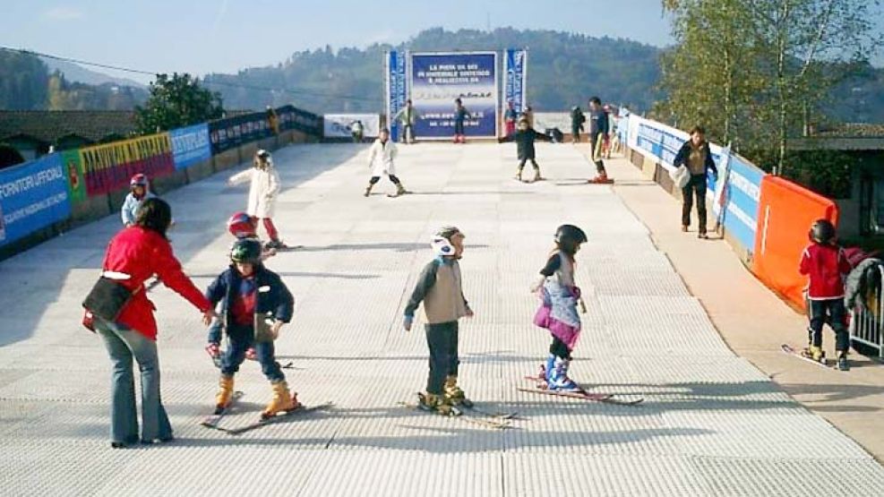 Nieve seca. Son piezas plásticas que se ensamblan unas con otras y forman una pista de esquí sin nieve. Se usan para aprender o hacer eventos.