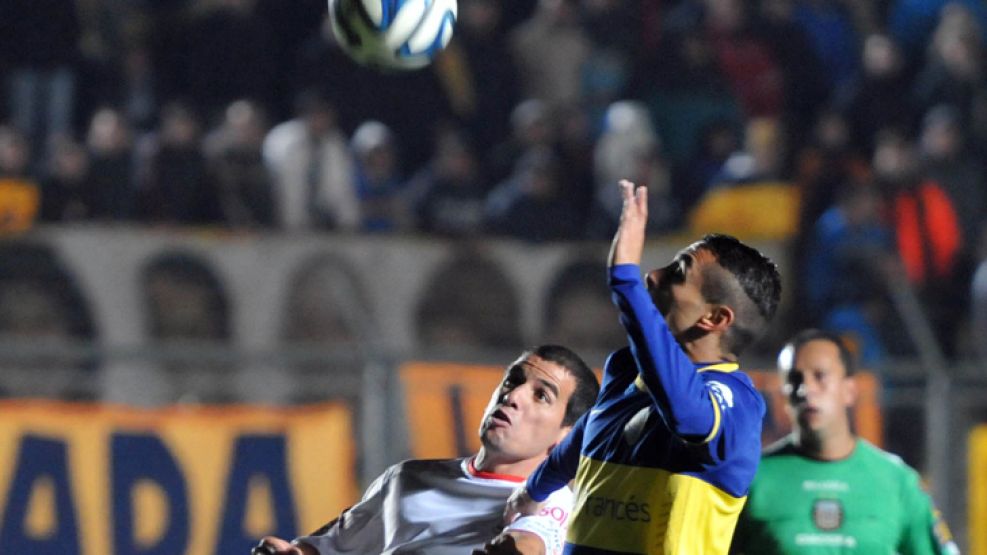 Sin dominio. Carrizo, uno de los debutantes en Boca, mostró chispazos pero quedó muy solo arriba. En la foto, ante Villarruel. 