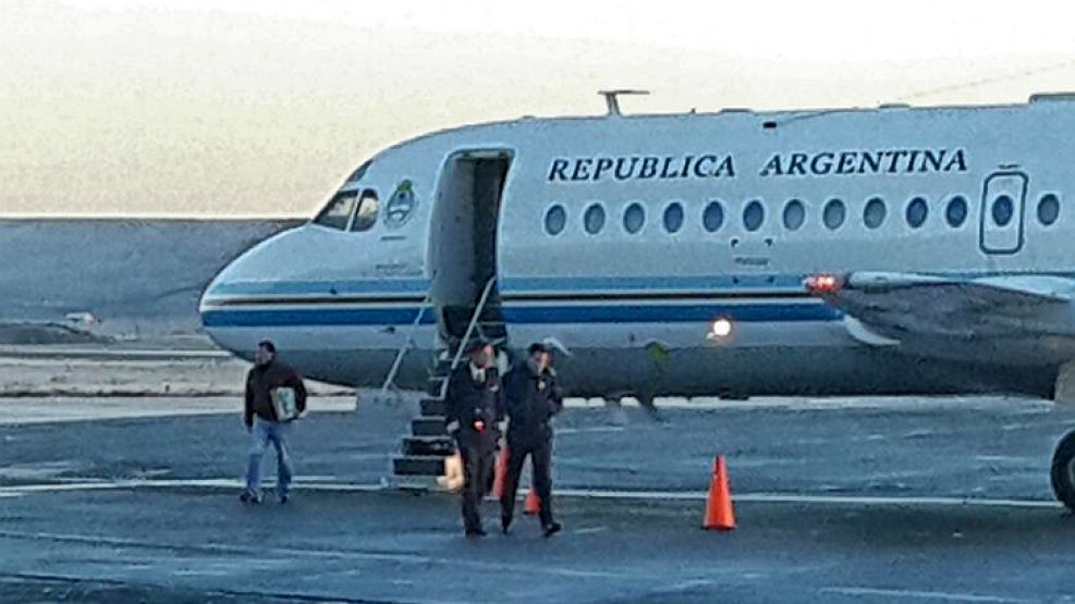 Fotos que confirmarían el mito de que CFK se hace llevar los diarios en papel en el avión presidencial.