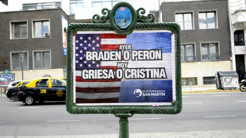 Los afiches de la agrupación San Martín ya se pueden ver en la Capital porteña.