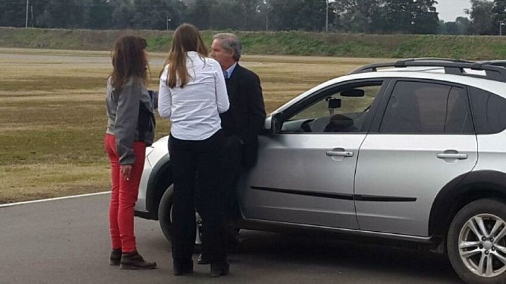 Pleno piquete. Solá cortó la pista con su auto. Directivos de Citröen fueron a hablar con él.