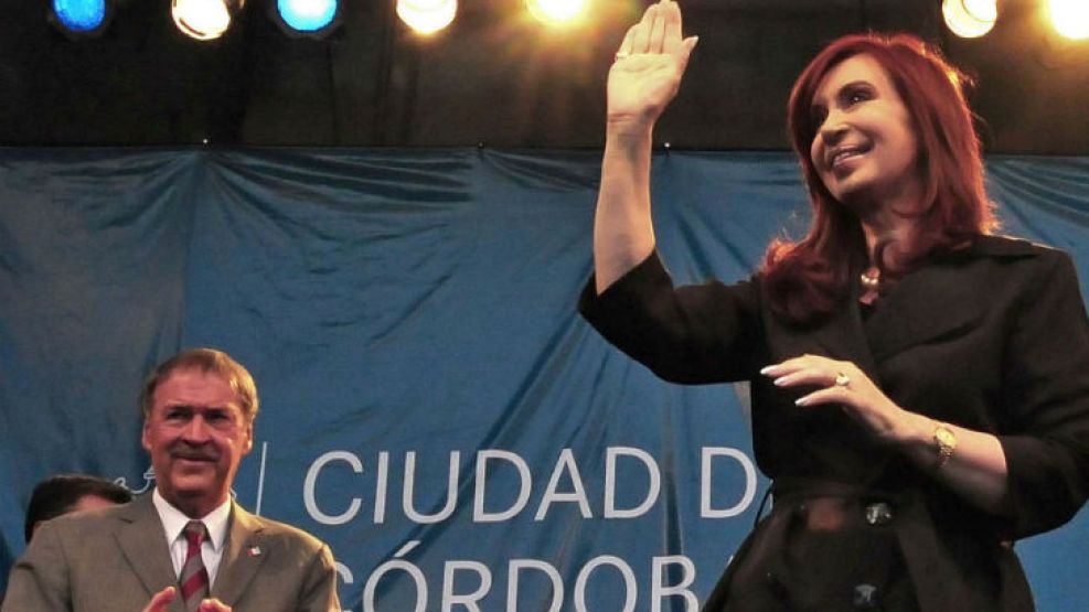  La presidenta Cristina Fernández de Kirchner, encabezó un acto en el que se entregaron obras diversas obras para la provincia de Córdoba, entre ellas más estaciones de televisión digital y la iniciac