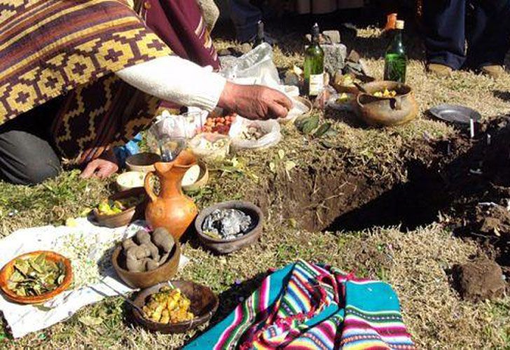 La celebración se dio al son de sikuris, erkes, bombos y tambores, y con la k’hoa (conjunto de yuyos) aromando el ambienteAl son de sikuris, erkes, bombos y tambores, y con la k’hoa (conjunto de yuyos) aromando el ambiente. 