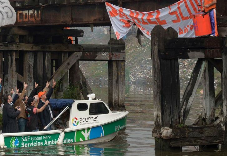 El mandatario provincial volvió a manejar una lancha en el Riachuelo, en la que llevó al presidente del PJ porteño, Víctor Santa María, y al presidente del Banco Provincia y precandidato a jefe de gobierno porteño, Gustavo Marangoni. 