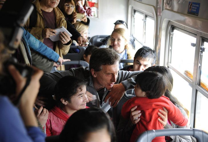 El precandidato presidencial tomó un tren de la Línea Roca y dialogó con pasajeros, vecinos y vendedores ambulantes.