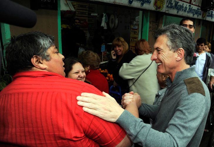 El precandidato presidencial tomó un tren de la Línea Roca y dialogó con pasajeros, vecinos y vendedores ambulantes.