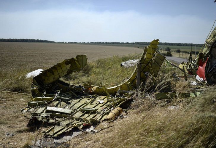 La trompa del avión se encuentra en un campo de girasoles en la localidad de Rasipnoye, mientras en Petropavlovka yace intacto un gran trozo del fuselaje sin que los expertos hayan podido aún acceder al lugar.