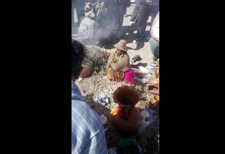 Sala rindió tributo a la Pachamama junto a amautas, caciques de pueblos coyas, autoridades tradicionales y sabios mburvichas de pueblos tradicionales en la sede tupamara. 