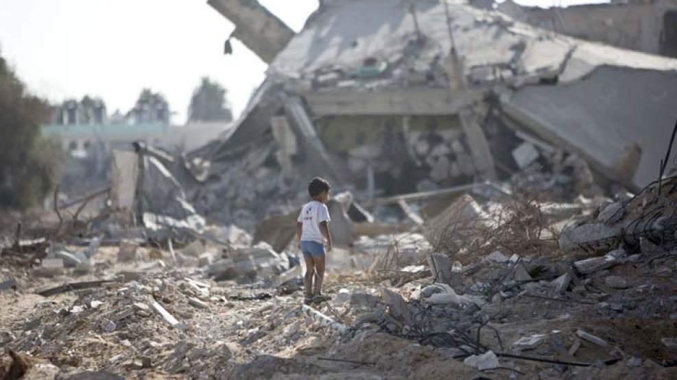 Inocencia interrumpida. Un niño palestino camina sobre los escombros de un edificio en la Franja de Gaza.