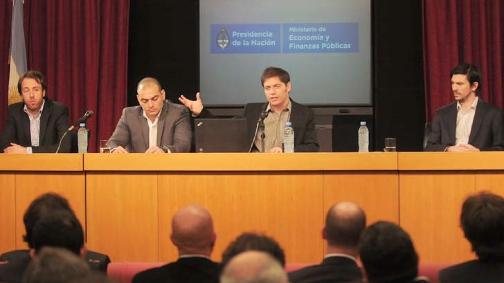 Juntos. Kicillof (al centro), con todo el equipo en la conferencia del jueves en Economía.