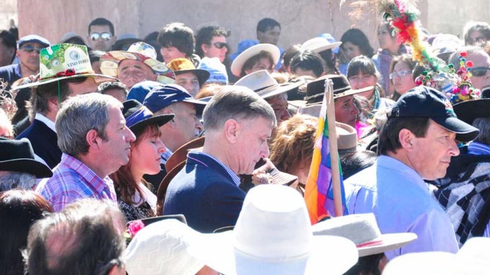 Ritual. Julio Cobos, Hermes Binner, Ernesto Sanz y Gerardo Morales participaron ayer de la ceremonia de la Pachamama, en Humahuaca.